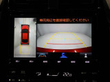 パノラミックビューモニターを装備。駐車場や交差点でクルマを真上から見るように周囲を確認できます。機能の詳細は販売店スタッフまでおたずねください。