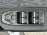 運転席には全ての窓操作、ウィンドーロック機能、サイドミラーの調整スイッチがついています。