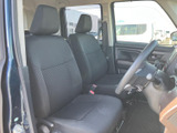 前席はゆとりを感じる座面と背もたれで、運転席・助手席ともに落ち着いて過ごせる空間です。窓から光が入り、乗り降りの際も開放感があります。