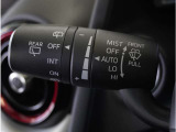 【オートワイパー機能】レバーをAUTOの位置にしているとき、レインセンサーが雨を感知すると、雨量に応じて、ワイパーが自動で作動します。