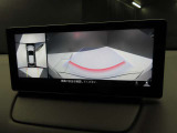上空から俯瞰した映像で周囲の状況を確認出来る360&deg;ビューモニターです。これで狭い駐車場でも安心ですね。また、隠れたお子様やいつの間にか置かれたカートも確認出来ますね。