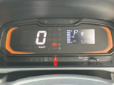 速度や燃料残量などの情報がまとまって表示され、運転中も確認しやすい配置です。必要な情報をひと目で把握しやすく、日常の移動をサポートしてくれます。