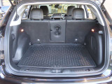 Jeepロゴ入りラゲッジスペース専用マット。