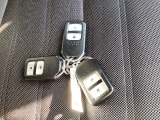 スマートキー標準装備です。キーをポケットに入れたままでもドアのロック&アンロックができ、雨の日や夜間、荷物の多い時に鍵穴を探さずに済むので大活躍です。
