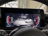 速度や走行に関する情報がデジタル画面にまとまり、必要な表示を運転席から確認できます。表示内容を把握しやすく、日々の運転を支える見やすいメーターです。