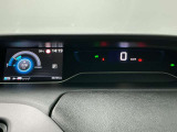 視認性の良いメーターパネルデザインです。ディスプレイに各種情報、設定画面が見やすく表示されます。