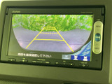 後方の映像とガイドラインを画面で確認でき、駐車時の周囲確認をサポートします。車庫入れや狭い場所での切り返しなど、日常の駐車場面で役立つ装備です。ぜひご検討ください。