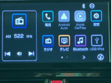 ラジオやテレビ、Bluetooth、USBなどのメニューが並び、用途に合わせて選びやすい画面です。Android AutoやApple CarPlayの表示もあり、日常の音楽や情報確認に活用できます。