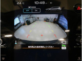 後方映像を11.6インチディスプレイに表示し、ステアリング連動ガイドラインが駐車をサポート。さらに後退時はリヤ4センサーが障害物を検知し、必要に応じてブレーキが作動します。