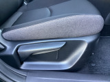 運転席にはドライバーの体型や好みに応じて前後方向だけでなく、高さの調整ができるシートリフターを装備!