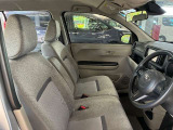 運転席の画像です。足元やシートまわりに余裕があり、リラックスした姿勢で運転が可能です。視界も良好で操作系へのアクセスもしやすく、快適で安心感のあるドライブをサポートします。