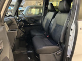 前席は運転席と助手席が並び、それぞれにヘッドレストを備えた落ち着きのある空間です。座面の模様がほどよいアクセントになり、足元も広く確保。乗員が前方を見渡しやすく、日々の移動も心地よく過ごせます。