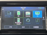 ラジオやテレビ、Bluetoothオーディオなど、複数のメニューが画面上に並びます。アイコン表示で選択肢が見分けやすく、音楽や情報の楽しみ方を用途に合わせて選べます。