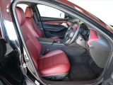 厚手のフロントシートです。少し硬めでサポート性や座り心地も良好です。また、MAZDA3は、ドライバーとハンドル・ペダル類が正対するようにドライバーシートが配置されています。正しい操作には重要です★☆★☆