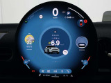 視認性の良いTFT液晶メーター、太陽光も反射しにくく、運転中もパッと見れるよう速読性の高いメーターです。