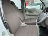 広々とした運転席。とても軽自動車とは思えません。