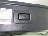 電動式バックドアです。 荷物を持ったままでもボタン一つで自動的に開け閉めできるので便利ですよ。 挟み込み防止機能も付いていますのでお子様の手や荷物を挟み込むのを防いでくれますよ。