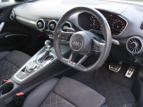 Audi正規ディーラーが高品質をお約束。高度な訓練・教育を受けたAudi専任メカニックが、100項目にもおよぶ精密な点検を実施いたします。すべてをクリアしたAudi車だけが、あなたのお手元に届けられるのです。