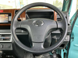 握りやすい円形の形状で、運転中の姿勢に合わせて自然に手を添えられます。中央にはホーン部を備え、視界を妨げにくいすっきりした周辺配置で運転に集中しやすい印象です。