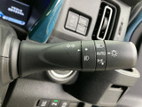 レバーには方向指示やライト類のマークが表示され、操作内容を確認しやすい配置です。表示を見ながら必要な操作を把握できるため、日常の運転時にも扱いやすく、幅広い場面で活用できます。