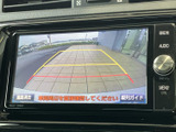 後方の映像にガイドラインが重なり、駐車時に車両後方の位置関係をつかむ目安になります。画面の案内も確認しながら、周囲を直接目視してバック操作を行えるため、日常の駐車をサポートします。