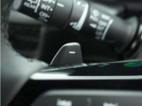 ◆減速セレクター装備◆ステアリングホイールの左右に取り付けられた2つのパドルスイッチで減速の強さを調整。 左側の「-」を操作すると減速を強く、右側の「+」を操作すると減速を弱くすることができます。