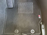 運転席フロアマットです。使用感はありますが、目立った汚れや損傷はありません。