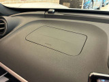 運転席前方のダッシュボード。低いシートから前へ伸びる面と、吹き出し口の配置をご覧いただけます。運転姿勢を整えたときの前方の見え方も、実車であわせてお確かめください。中古車選びは座り心地も比較できます。