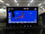 ディスプレイオーディオやカーナビは、現代のドライブにおいて欠かせない装備のひとつです。初めての場所でも迷いにくく、快適なルート案内で運転をサポートします。移動中のエンターテインメント性も高まります。