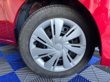 【ホイールキャップ】自動車の車輪の外側取り付け部につける円盤状のおおいで、締め付けボルトなどを保護し装飾をも兼ねてますよ☆