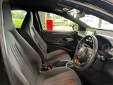 運転席の画像です。足元やシートまわりに余裕があり、リラックスした姿勢で運転が可能です。視界も良好で操作系へのアクセスもしやすく、快適で安心感のあるドライブをサポートします。