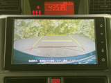 後方の様子を画面で確認でき、駐車時の周囲把握をサポートします。目安となるガイド線も表示されるため、車庫入れや切り返しの際に役立つ便利な装備です。