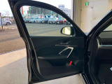 アンビエントライト:直接照明と間接照明を組み合わせて車内を印象深く演出し、寛ぎに満ちたインテリアの雰囲気を生み出します。