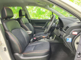 前席はゆとりを感じる座面と背もたれで、運転席と助手席それぞれにヘッドレストを備えています。前方の視界も開けており、乗り降りの際にも室内の様子を確認しやすい空間です。