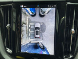 【360&deg;ビューカメラ】4台の高解像度カメラで360度の鳥瞰図を表示。隣の車や壁、死角にある障害物などを画面で確認できるため、狭いスペースでの駐車・出入りも安心です。
