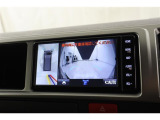 パノラミックビューモニター付きです。車両を上から見たような映像をディスプレイオーディオ画面に表示。運転席からの目視だけでは見にくい、車両周辺の状況をリアルタイムでしっかり確認できます。