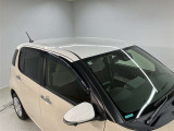 ツートーンカラーのルーフ部分を接写しました。異なる色調が生み出す陰影と奥行きが、車両全体にスポーティかつ洗練された印象を付与し、上質なデザイン性を静かに際立たせています。