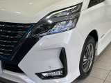 【LEDヘッドライト】悪天候や夜間走行時も良好な視界を確保し安心して運転できる高輝度LEDヘッドライトを装備!点灯速度が早く、消費電力も抑えられています。