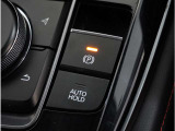 【オートホールド】停車中にブレーキペダルから足を放しても、ブレーキを自動的に制御して、車両の停車状態を保持する機能です。信号待ちなどの停車時に運転者の負担を軽減します。