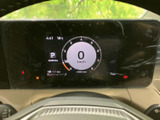 速度やシフト位置など、運転に必要な情報が画面上にまとまり、ひと目で確認しやすい表示です。走行中も視線移動を抑えやすく、日々の運転をサポートします。