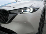 シャープなデザインのLEDヘッドライトを採用。白色光で前方を照らし、フロントフェイスの存在感を高めるとともに、上質な印象を演出します。