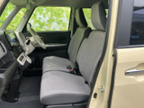 前席はゆとりを感じさせる座面と背もたれで、運転席・助手席ともに視界を確保しやすい配置です。明るい内装色とシンプルなまとまりで、乗り込むたび落ち着いて過ごせます。