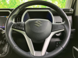 握りやすい形状で、運転姿勢を保ちながら手元でステアリング操作ができます。左右のスポークにスイッチを備え、視線を大きく外さずに扱いやすい配置です。