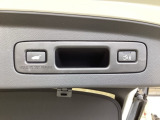 両手に荷物を持ったままでも開け閉めできるパワーテールゲート