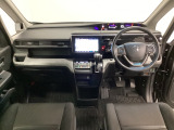 車内は光触媒抗菌消臭施工済です。インパネ周りはスタイリッシュなデザインで機能や装備も充実しています。グローブボックスやカップホルダーのほかにトレーなどたくさんの収納スペースが付いています。