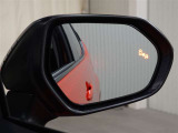 隣車線を走る車両をレーダーで検知し、ドアミラーでは確認しにくい後側方エリアに存在する車両に加え、急接近してくる車両も検知します。車両を検知するとドアミラーに搭載されたLEDインジケーターが点灯します。