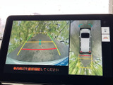 画面には車両後方の映像と、上から見た周囲の様子が表示され、駐車時の確認をサポートします。ガイドラインも示されるため、車両の位置や周囲との距離を把握しやすく、毎日の駐車を便利にサポートします。