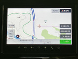 画面上で現在地や周辺の道路を確認でき、目的地までのルート設定にも活用できます。周辺施設を探すメニューも備わり、初めて訪れる場所へのお出かけや日々の移動をサポートします。