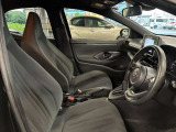 運転席の画像です。足元やシートまわりに余裕があり、リラックスした姿勢で運転が可能です。視界も良好で操作系へのアクセスもしやすく、快適で安心感のあるドライブをサポートします。