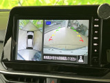 後方の映像に加え、車両周囲を俯瞰した表示も確認できる装備です。駐車時に周囲の状況を把握しやすく、画面のガイド表示も目安として活用できるため、切り返しをサポートします。